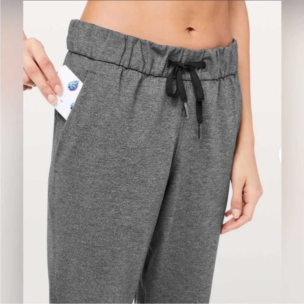 Lululemon On The Fly Pant 27” in Heathered Black | Size 8